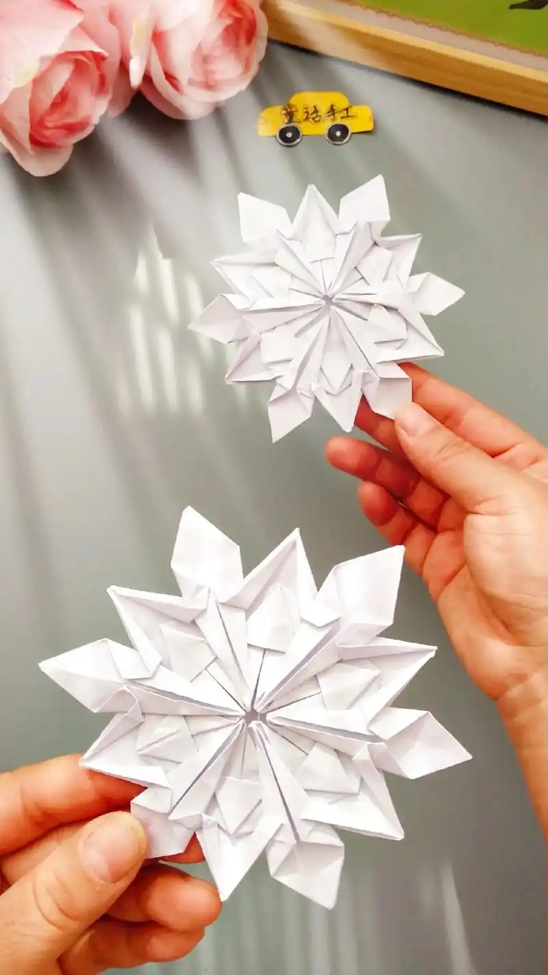 手工折纸《雪花》冬天,大雪纷纷扬扬地飘落.散落一地银白,厚厚 - 抖音