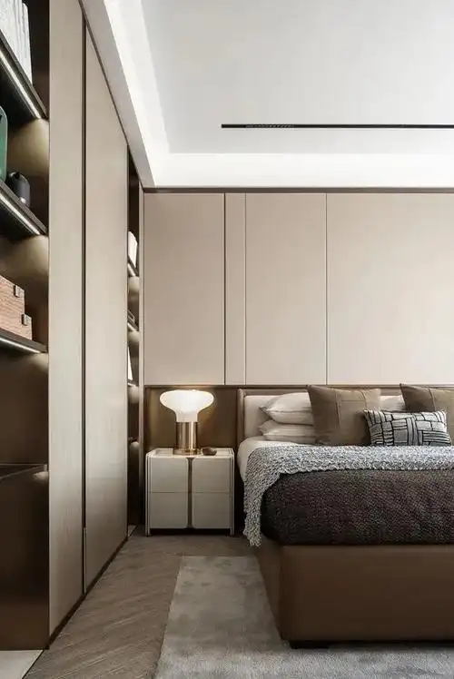 在中间加入金属边框线条的装饰,也能使得卧室氛围更加轻奢精致档次