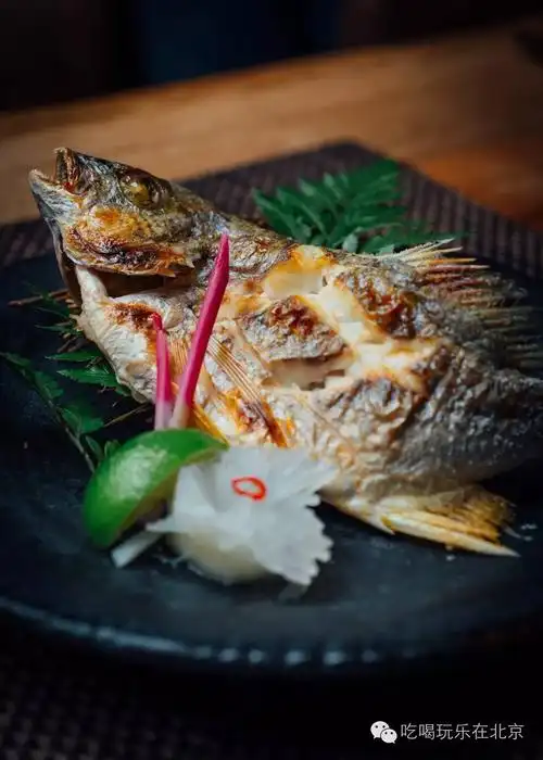 烤金枪鱼脖鱼肉火候恰到好处,口感软嫩不干,肉厚但是却很入味.