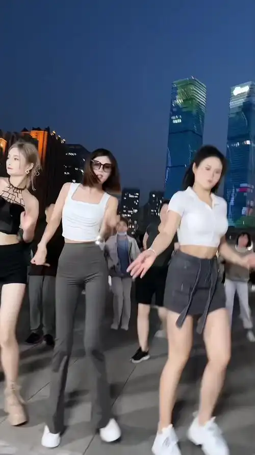 快来看我跳舞咯#广场舞#性感可爱#美女#大长腿#梦想舞团航少团队