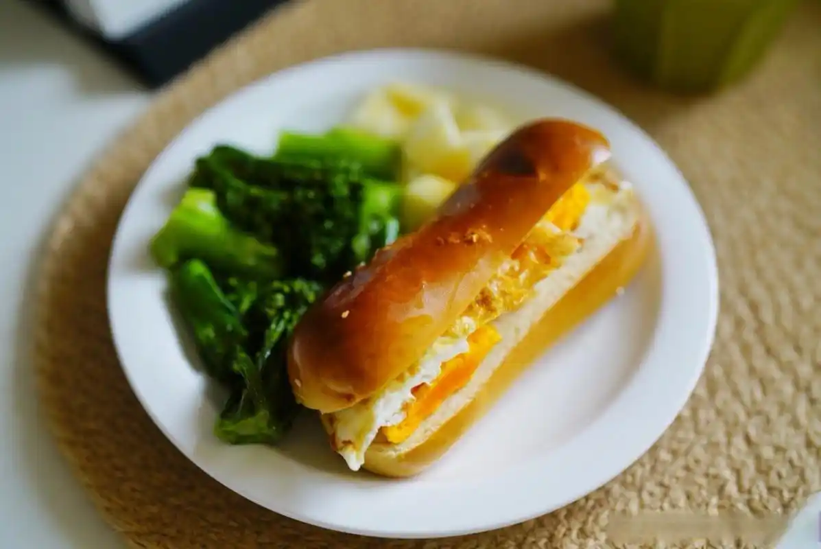 你好早餐君#  早[浮云] 煎蛋三明治 拿铁 清炒西兰花苔.