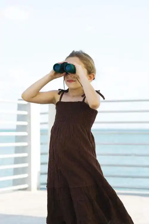 西方人,儿童,一个人,站,捧,竖图,室外,白天,正面,欧洲,欧洲人,仅一个