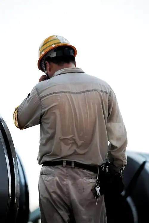 烈日下的码头工人——迎战酷暑