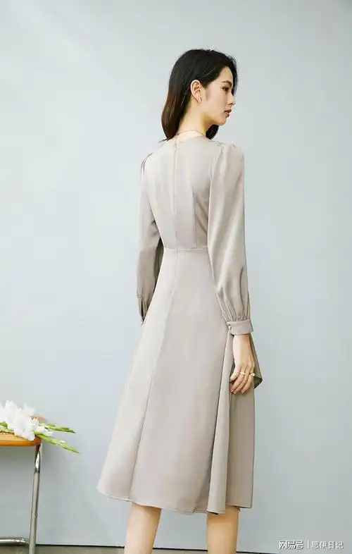 这条连衣裙好看,搭配上高级的香槟色,不管在什么时候都优雅从容|裙子