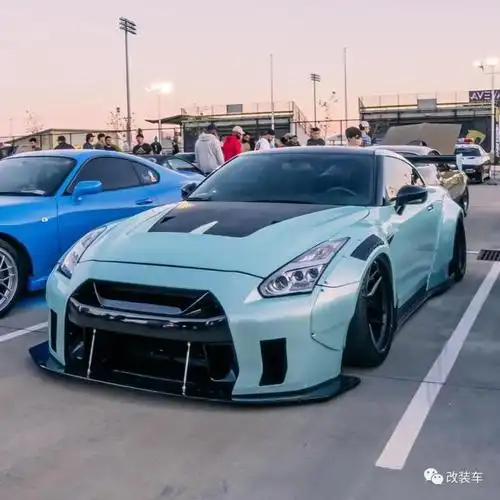 拥有三台改装车一台摩托的小姐姐,平时还会开着漂移车代步?