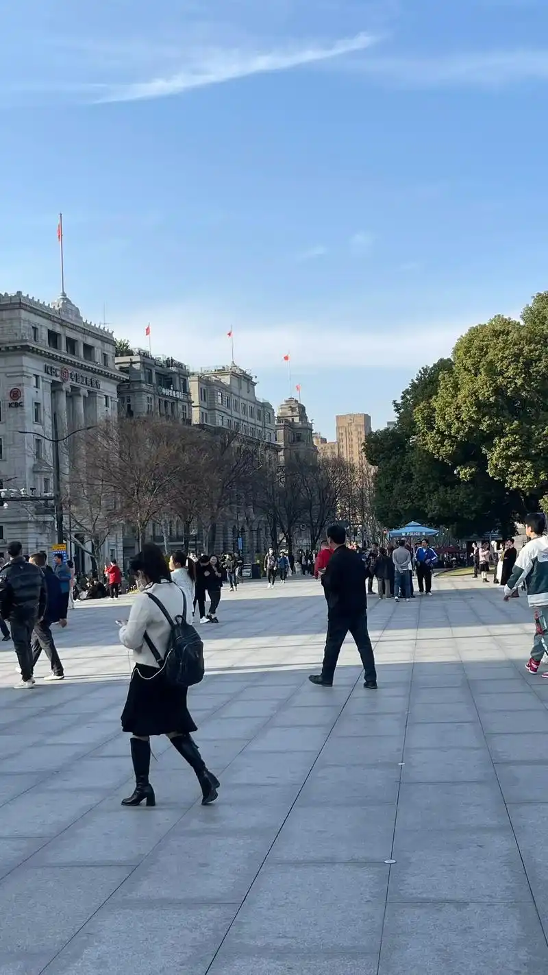 你看街上来来往往的人群,每个都行色匆匆,遇见了,淡漠的看上一 - 抖音