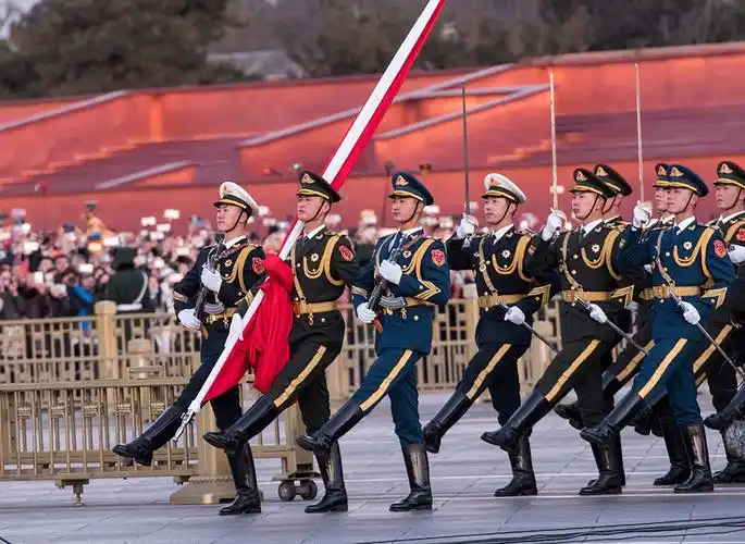 无比激动,新年第一天,由三军仪仗队升旗第一天……大别山关注