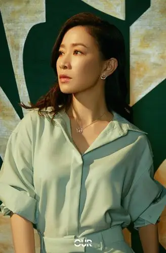 11:39:18 1 / 6 欢迎佘诗曼做客街拍时刻9393～轻轻撩动长发,曼妙