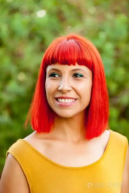 红头发的年轻女人