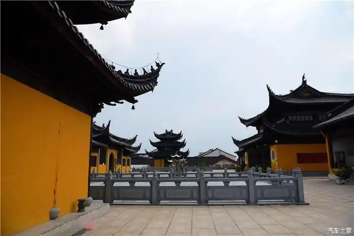 爱玩的胖子野帝陪你去经历游玩金湖大佛寺