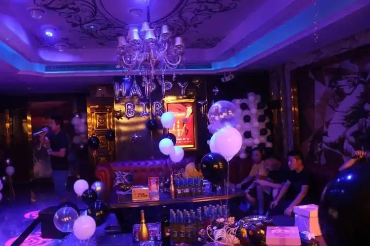 昨晚,一场超嗨皮的生日会在这儿上演,7月人气寿星已诞生!