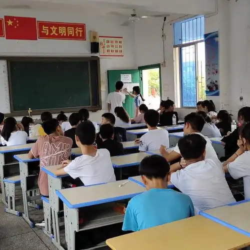 下午上课时间,带班干部正在点名看他们有没有及时到教室.