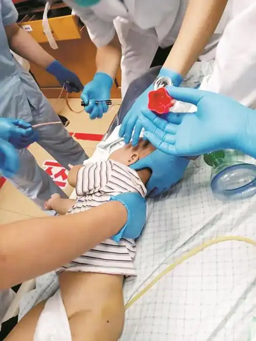 省二医急救科医护人员当机立断,迅速为小金豆进行小儿心肺复苏术抢救