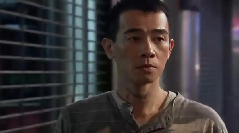 电影简介:黑道刀手阿钉(陈小春 饰)入狱八年终于刑满释放,对帮派生涯