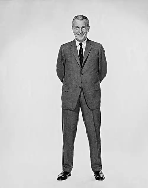 肖像_商务人士_微笑_背手_图片素材