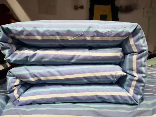 文学院举办文明养成月系列活动之叠被子大赛