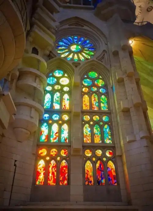世界上最美的彩色玻璃花窗,每一扇都藏着一段经典历史_教堂_高迪_窗户