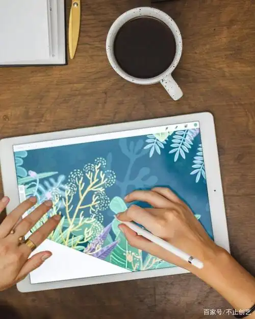 荷兰女插画家喜欢用平板电脑画画,风格梦幻又唯美