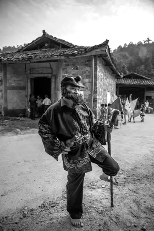 作品描述: 村民扮演的拄着拐杖的铁拐李和其他八仙人物,非常帅气和