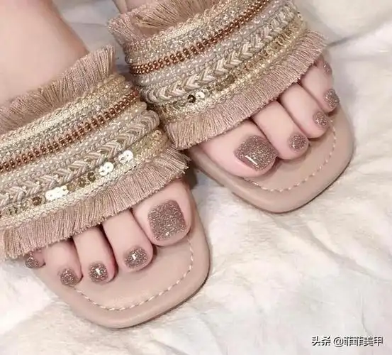 宝子们做好准备了吗,有没有为自己的脚趾甲装扮好看的美甲呢大家好呀