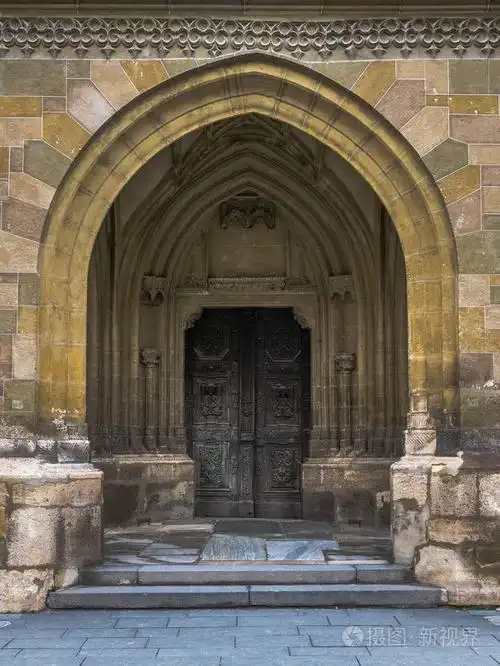 中世纪的哥特式教堂木门在 sibiu, 罗马尼亚