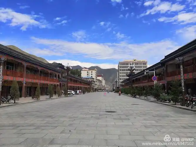 夏河县城街景,只有一条主街,东西走向,街西直达拉卜楞寺.