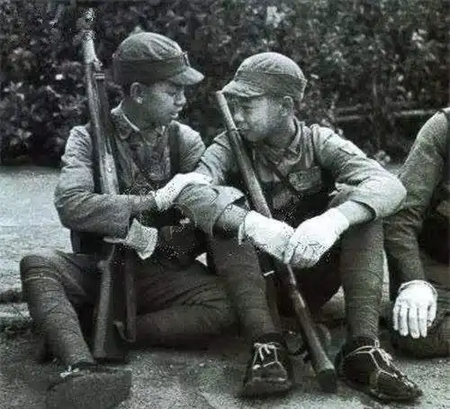 他13岁开始扛枪打鬼子70年后看到当年的照片忍不住泪流满面