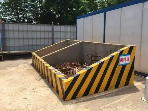 废料池及垃圾池必须刷黄/黑油漆,贴标识牌.