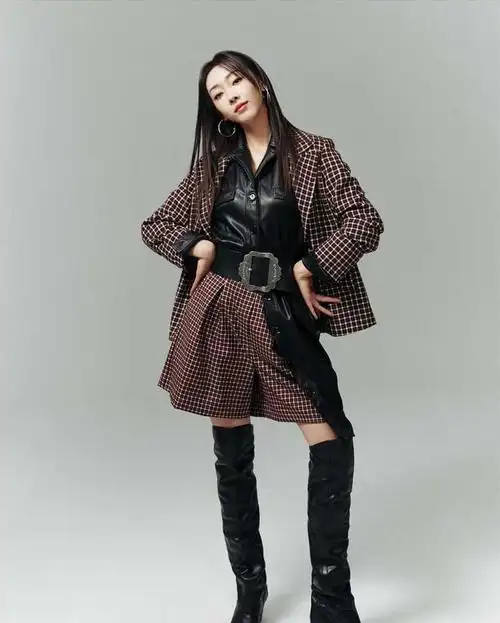 程晓玥把"绿色皮衬衫"穿火了!搭配印花半身裙优雅贵气,超漂亮