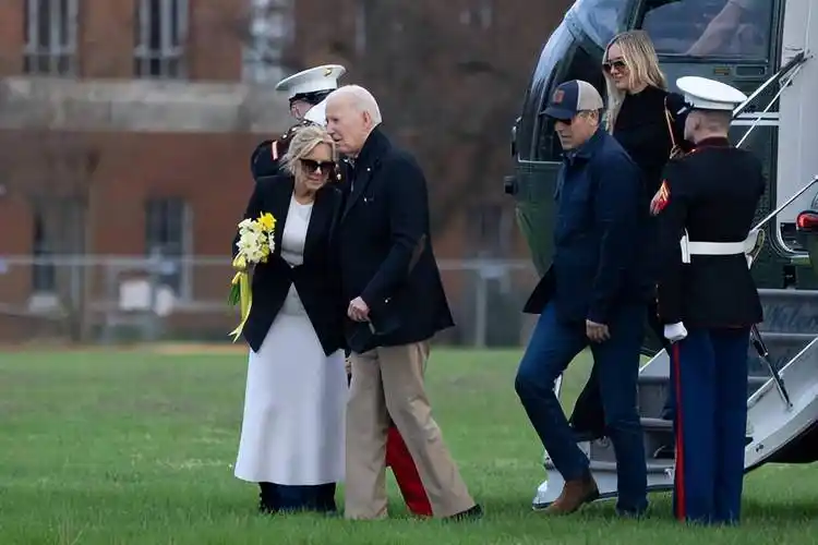 原创拜登一家子度完假归来春光满面的牵着3岁小孙子夫人白裙好美