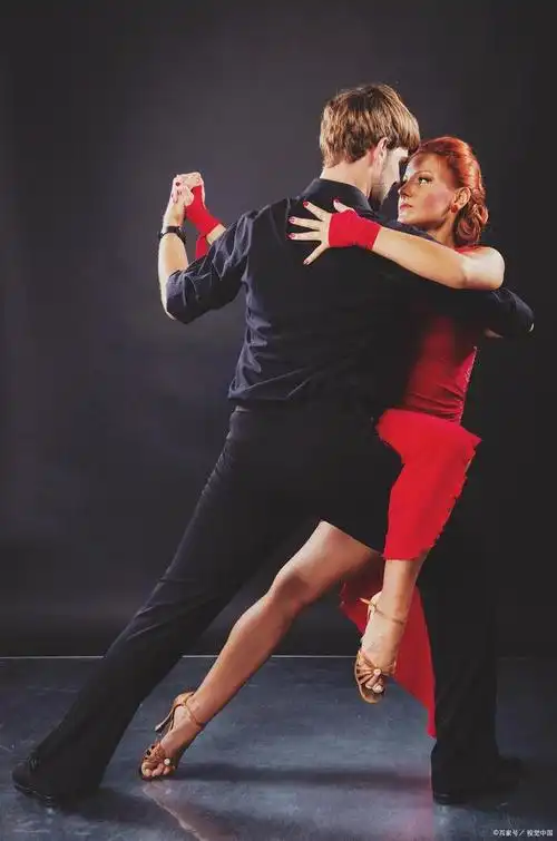 这是华尔兹最基本的握持姿势,在此基础上可以发展出多种多样的舞蹈