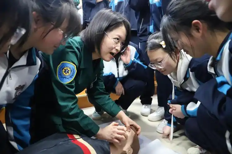 医护人员为学生们示范心肺复苏术.邢磊摄