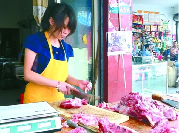 美女卖猪肉爆红:巨乳翘臀性感美艳