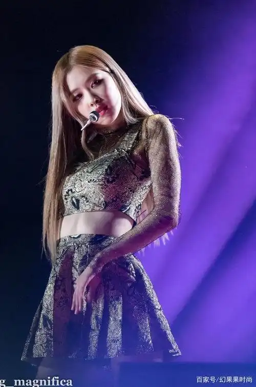 blackpink的朴彩英(rose)舞台上8套漂亮衣服,表演穿搭技巧