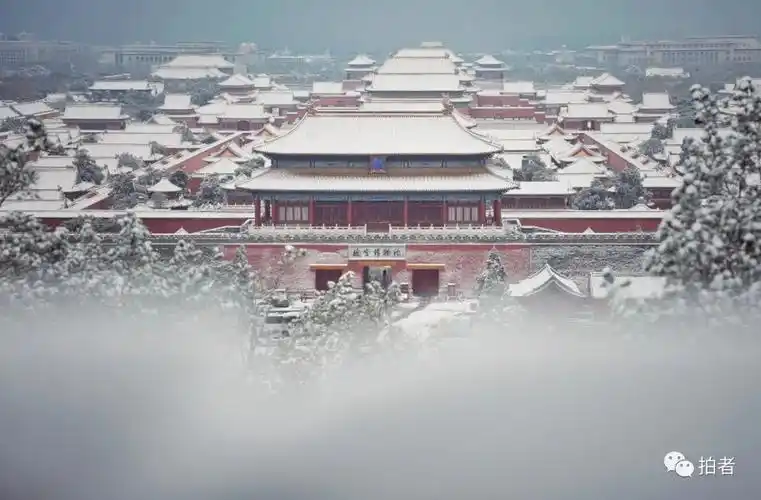 12月11日,景山公园,从山顶眺望故宫博物院,北京降下今冬第一场雪.