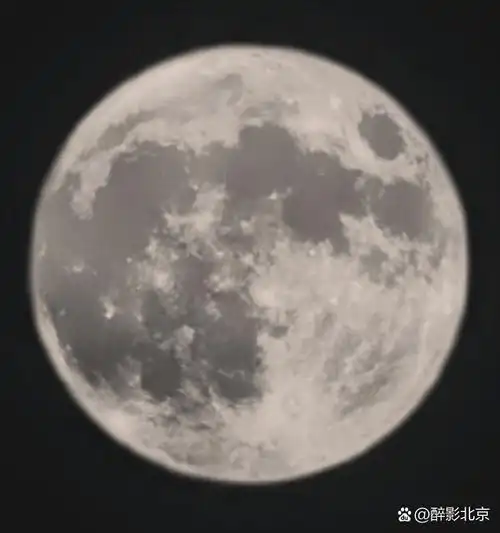 拍到八月十五的月亮,十五的月亮十五圆,秋高气爽,天气晴朗,预示着家庭