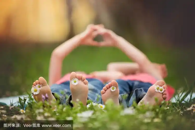 快乐的小朋友们,躺在草地上,光着脚,雏菊阿罗