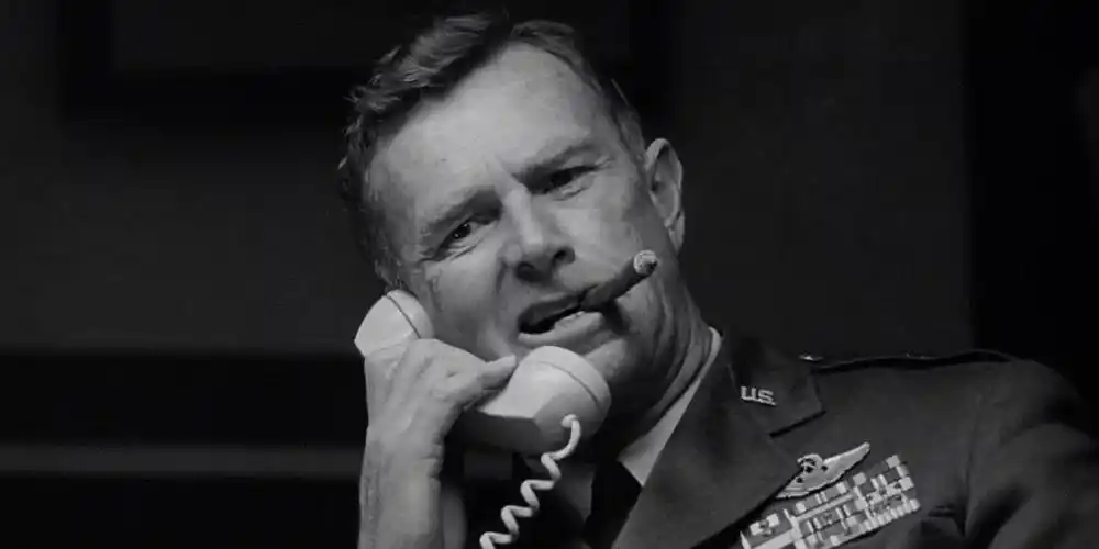 《奇爱博士》60周年:让库布里克电影永恒的8个特色_彼得·塞勒斯