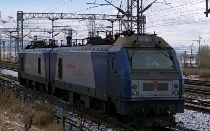 乡村列车,近距离拍和谐号火车头!