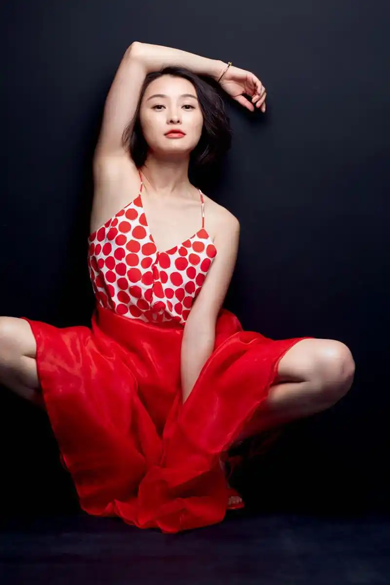 女演员吴越图片 吴越露背装性感写真图片