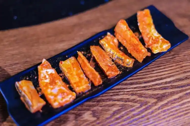 码了秘制酱料的鱼排,放上烤盘,烤到两面金黄的时候,你就可以闻到鱼肉