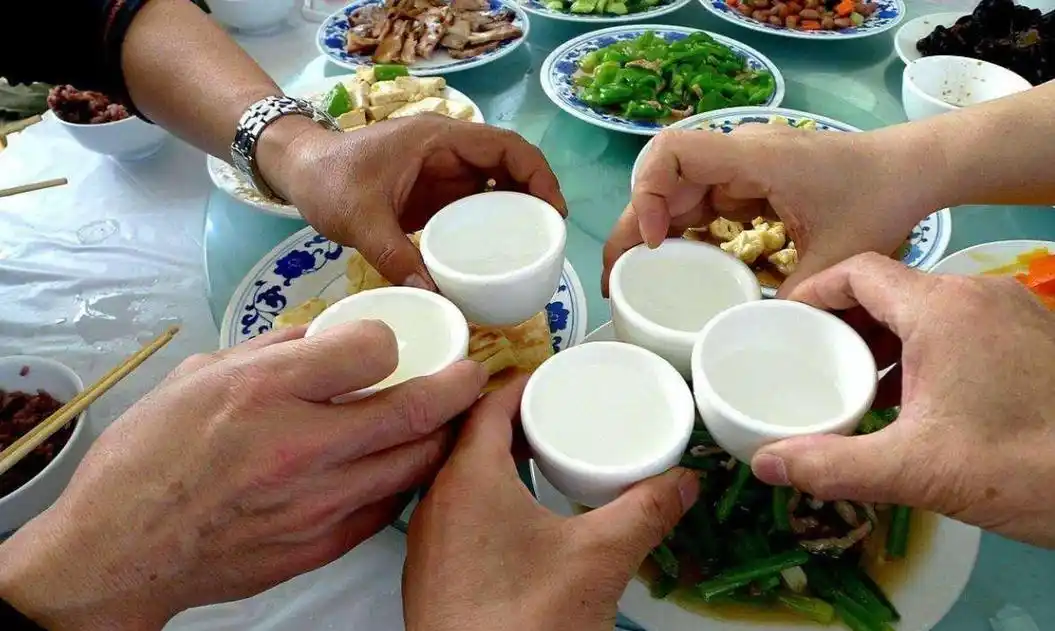 酒桌上与领导喝酒,干坐着可不行,试试这波操作,领导都刮目相看