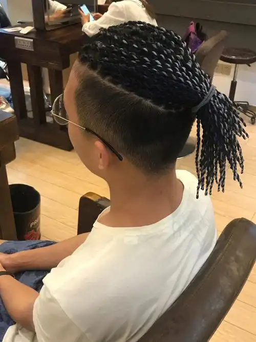 弄一头扭驳辫不错扭驳辫是一款特别潮流的发型,对于有的人可比脏辫好