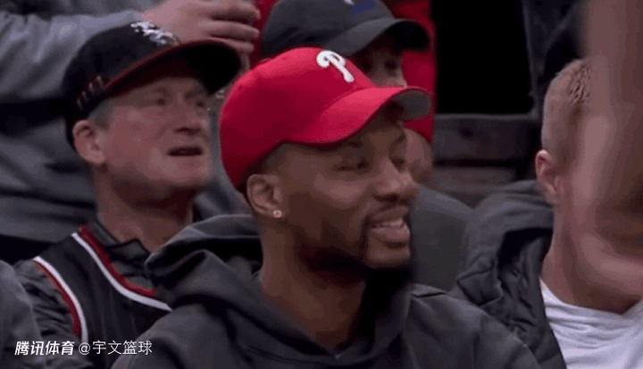 心系老东家利拉德现场观赛开拓者引热议目睹前队友丢绝平神情揪心