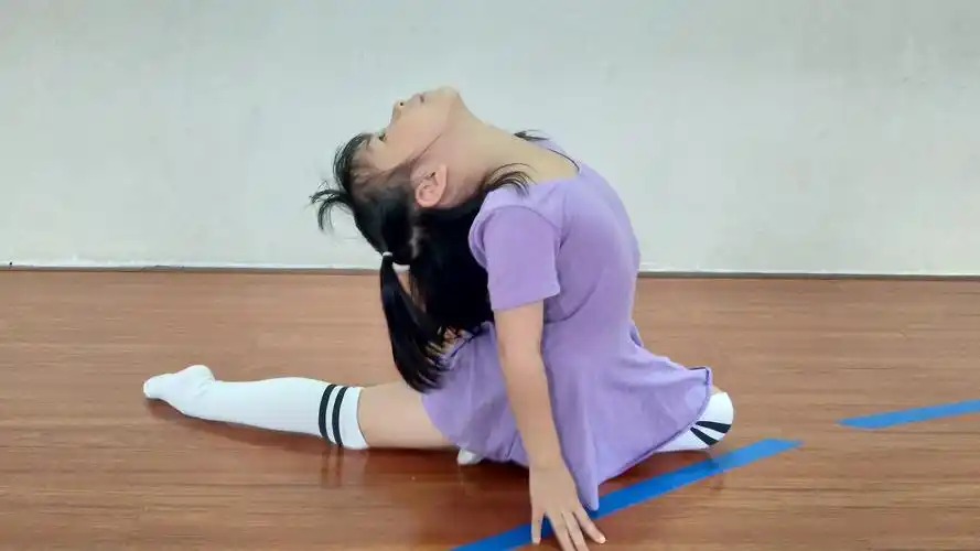 舞蹈基本功― 压后腿