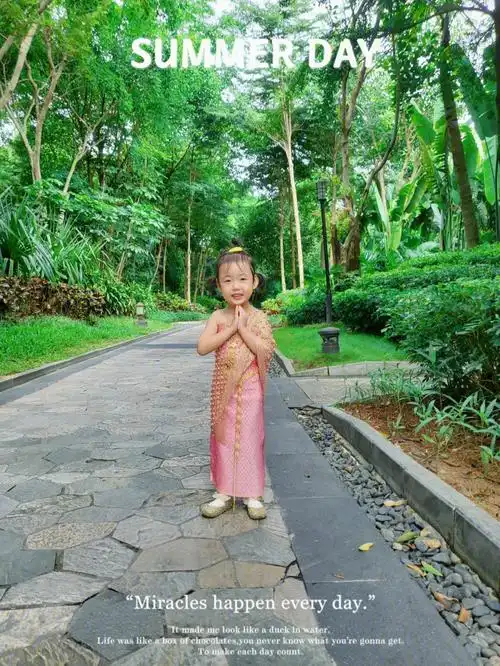 女孩子真是越大越好打扮80块的夜市傣族裙真香～一路上两个小公主回头