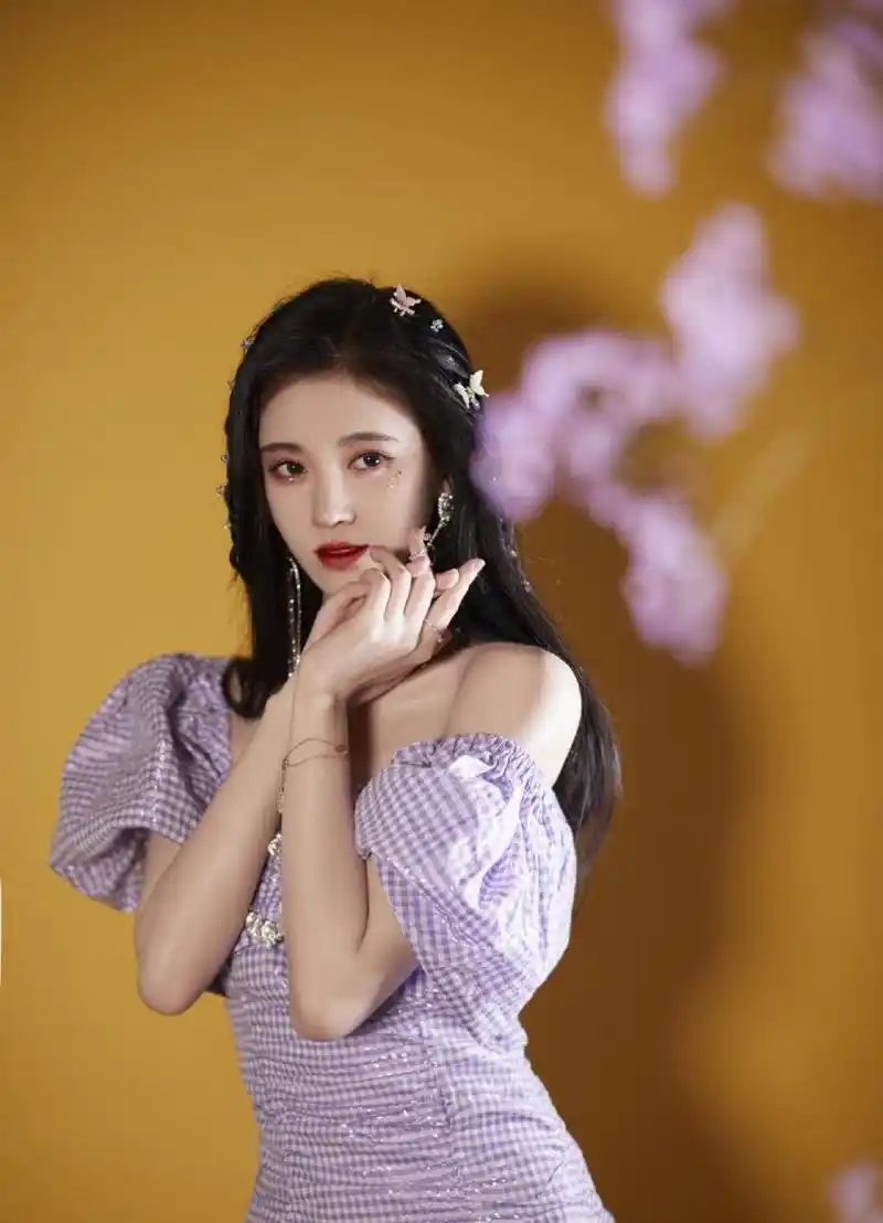 鞠婧祎紫色格子裙仙气写真图片