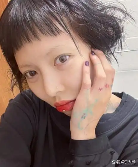 泫雅日前剪了黑色短发新造型,因眉上刘海加上两侧微卷黑发,现身还搭配