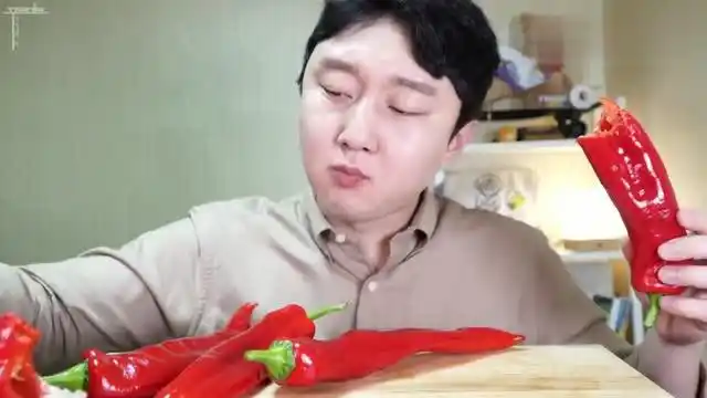 小哥吃的这种辣椒真是辣不辣看运气吧但是他的表情真是太搞笑了!