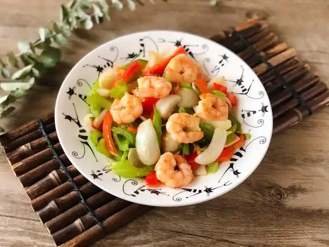 西芹百合炒虾仁健康绿色低脂的美味